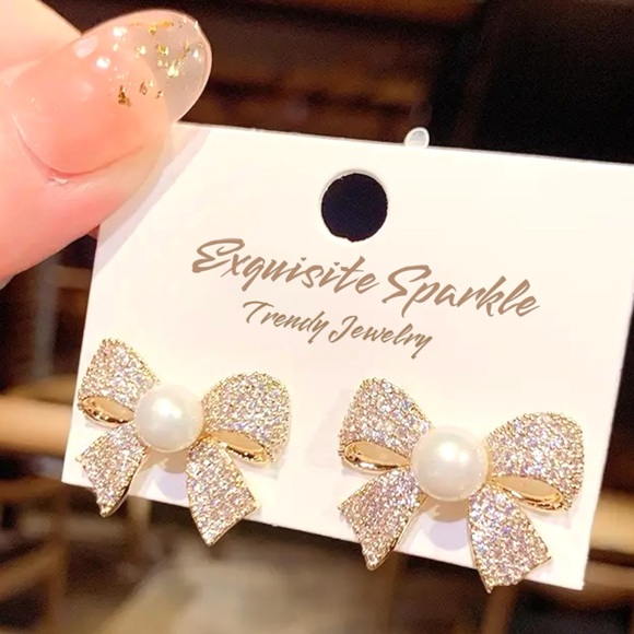 🎀 Elegant Sparkling Gold Tone Pearl Bowknot Earrings💖 - Picture 9 of 10